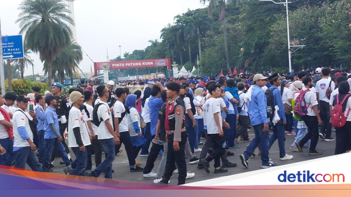 Massa Buruh Berdatangan Ramaikan May Day, Lalin Sekitar Monas Macet