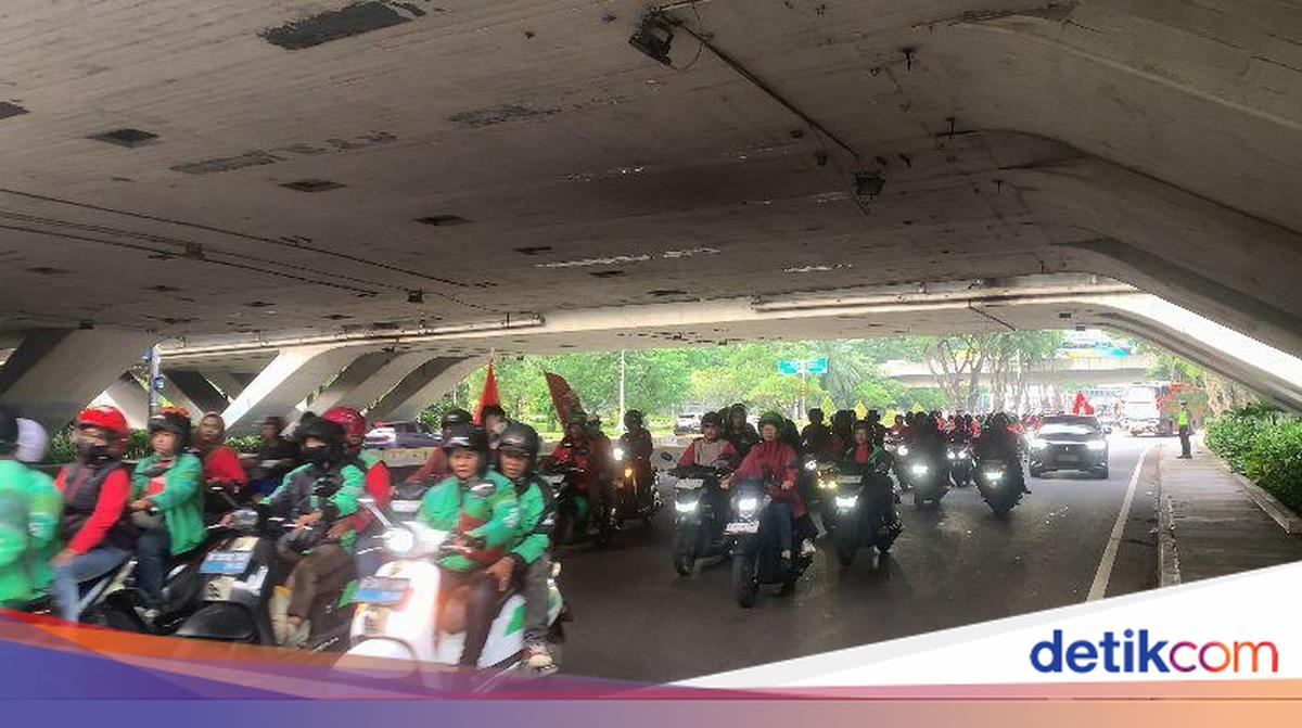 Massa Buruh Konvoi dari Semanggi ke Monas Ikuti May Day