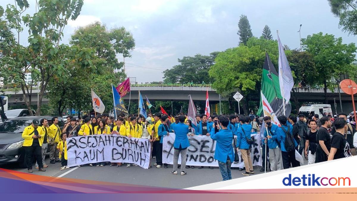 Aksi May Day, Massa Mahasiswa Merapat ke DPR