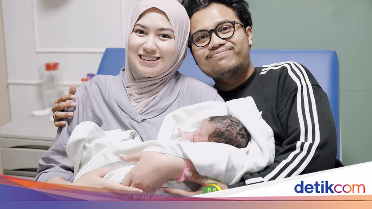Momen Haru Ochi Rosdiana Melahirkan Bayi Laki-Laki