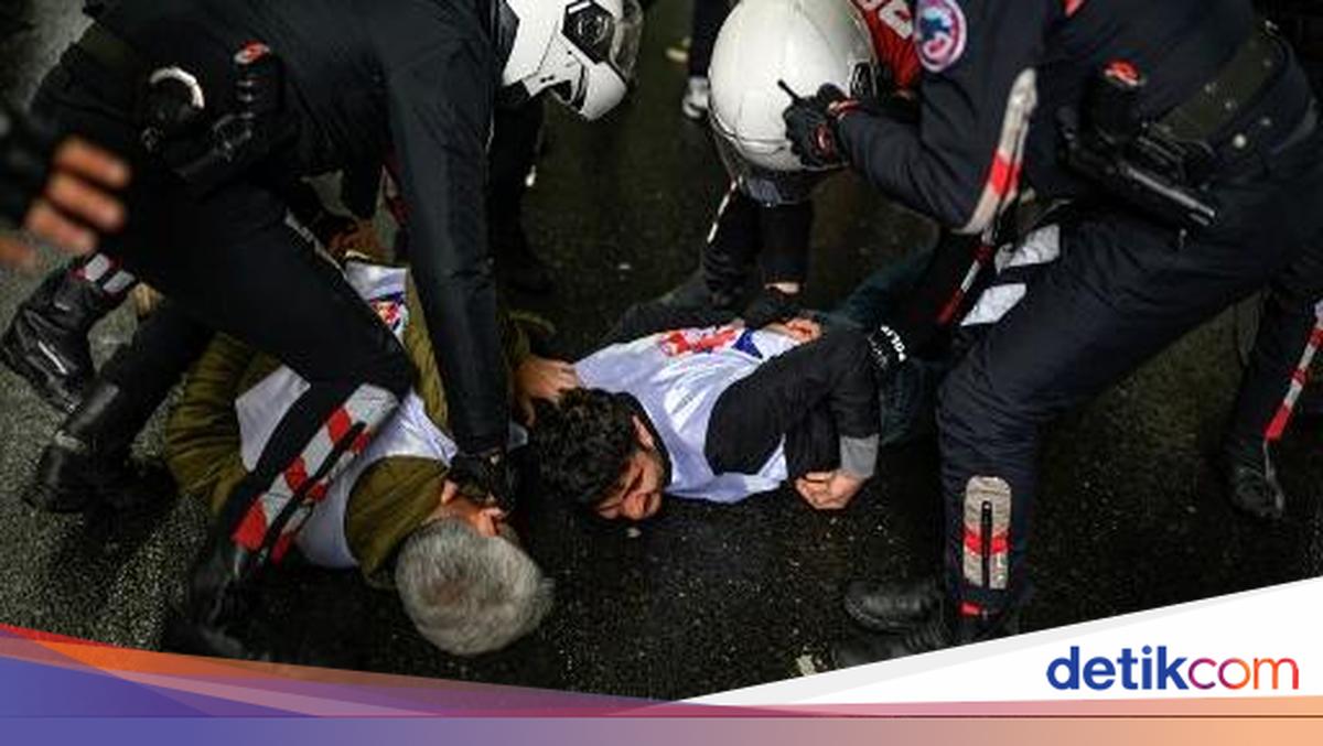 Polisi Turki Tembakkan Gas Air Mata dan Tangkap Puluhan Demonstran di Hari Buruh