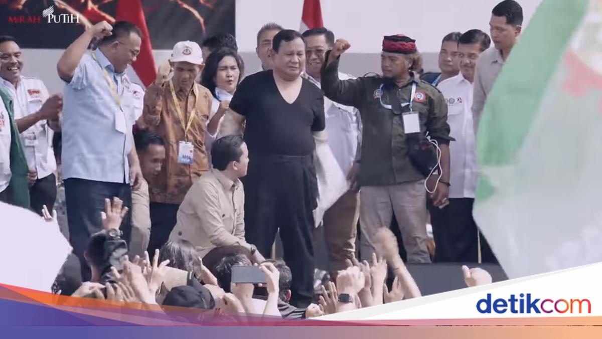 Momen Prabowo Buka Baju Safari lalu Lempar ke Massa Buruh di Monas