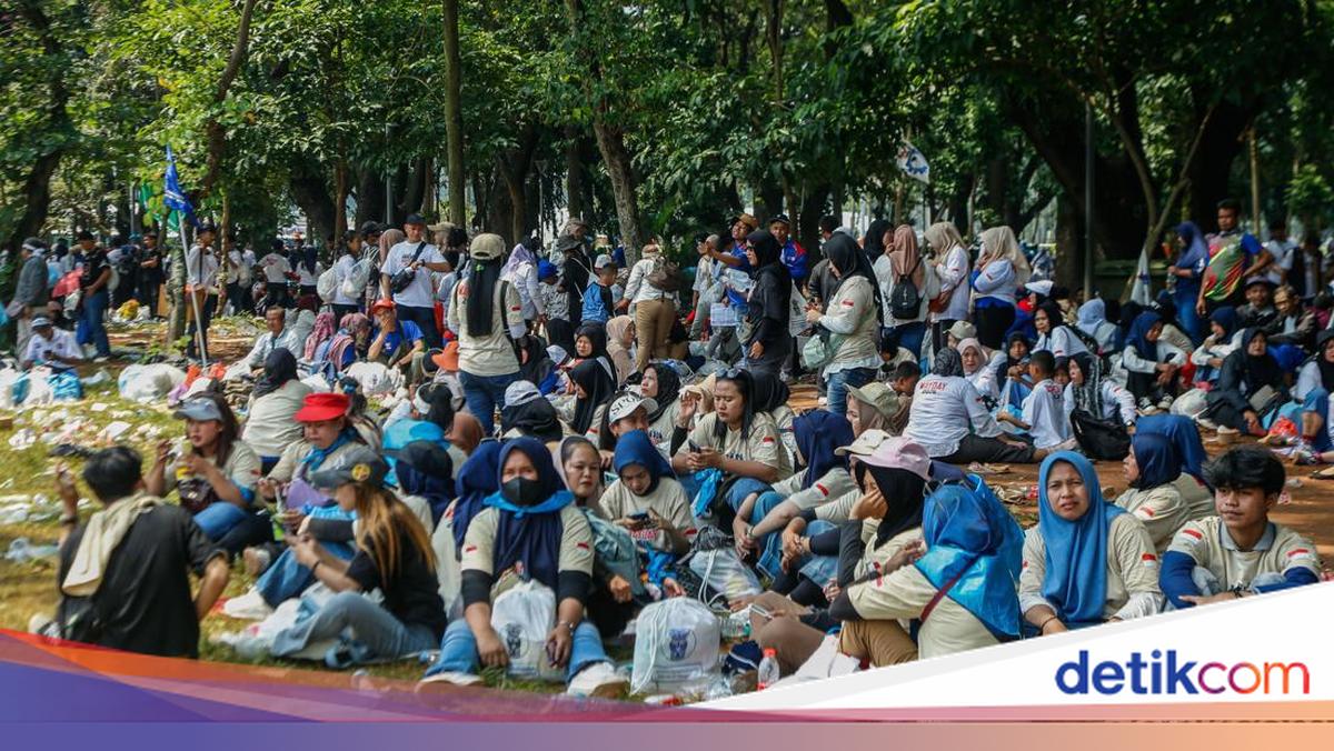Pintu Keluar Monas Pasca Mayday Padat, Massa Pilih Ngadem Dulu