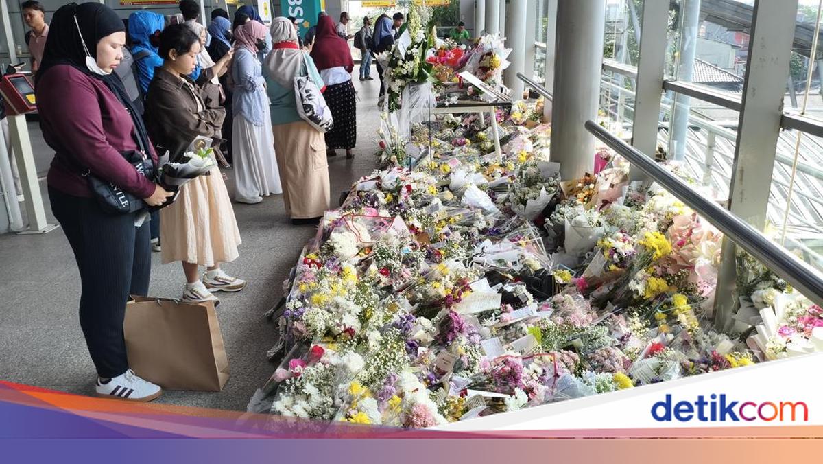 Warna-warni Bunga Hiasi Stasiun Bekasi Timur untuk Kenang Korban Kecelakaan Kereta