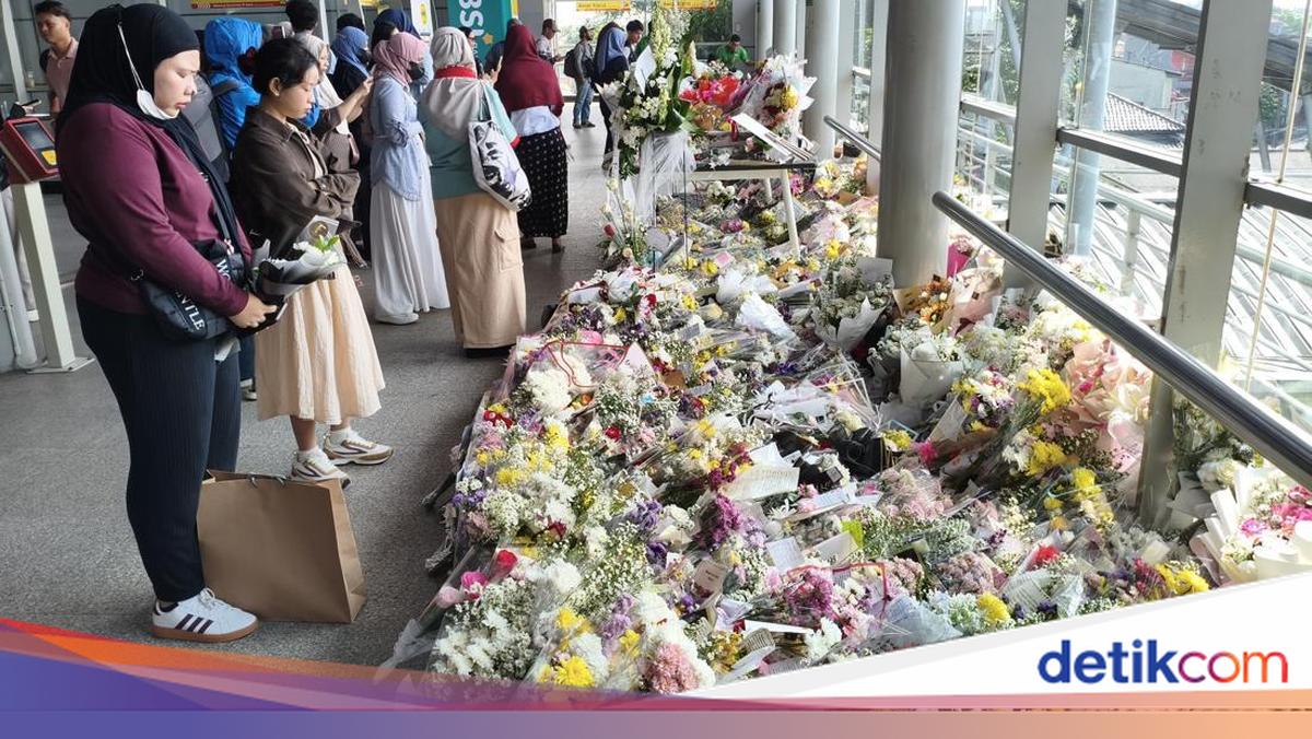Warna-warni Bunga Hiasi Stasiun Bekasi Timur, Kenang Korban Kecelakaan Kereta