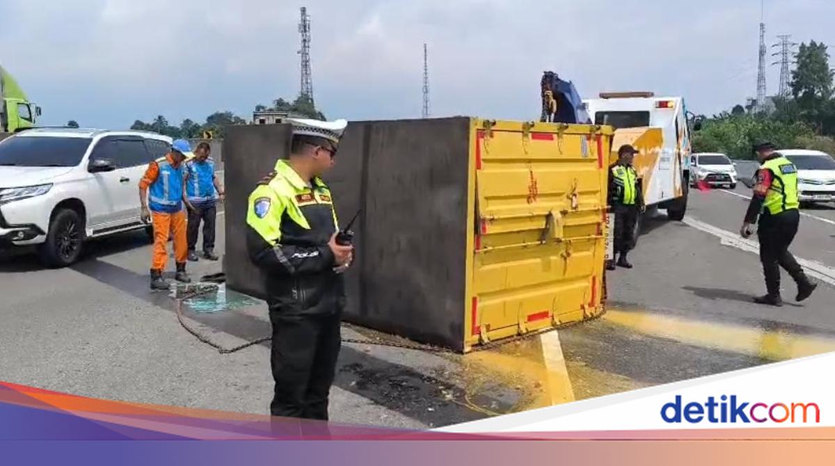 Truk Pengangkut Telur Terguling di Tol Jagorawi, Muatan Tumpah di Jalan