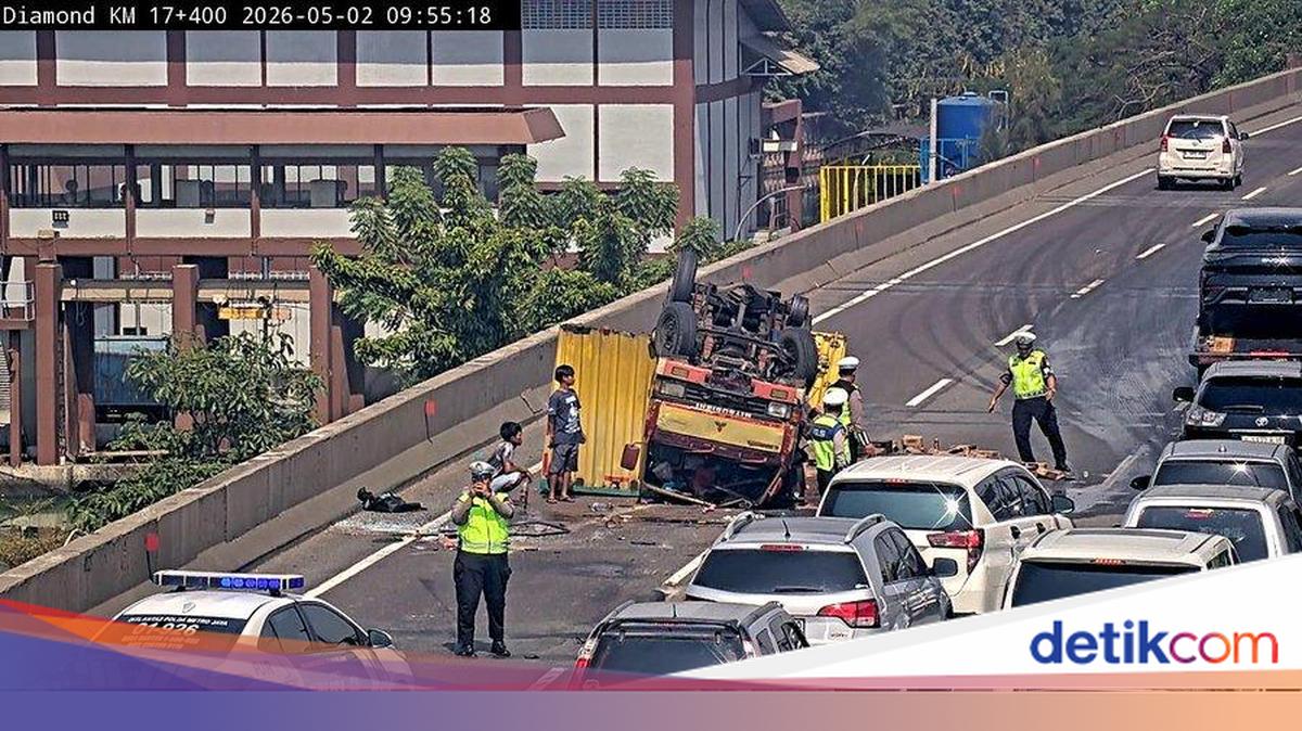 Kecelakaan Truk Boks di Tol Wiyoto Wiyono Arah Ancol Sebabkan Macet Panjang