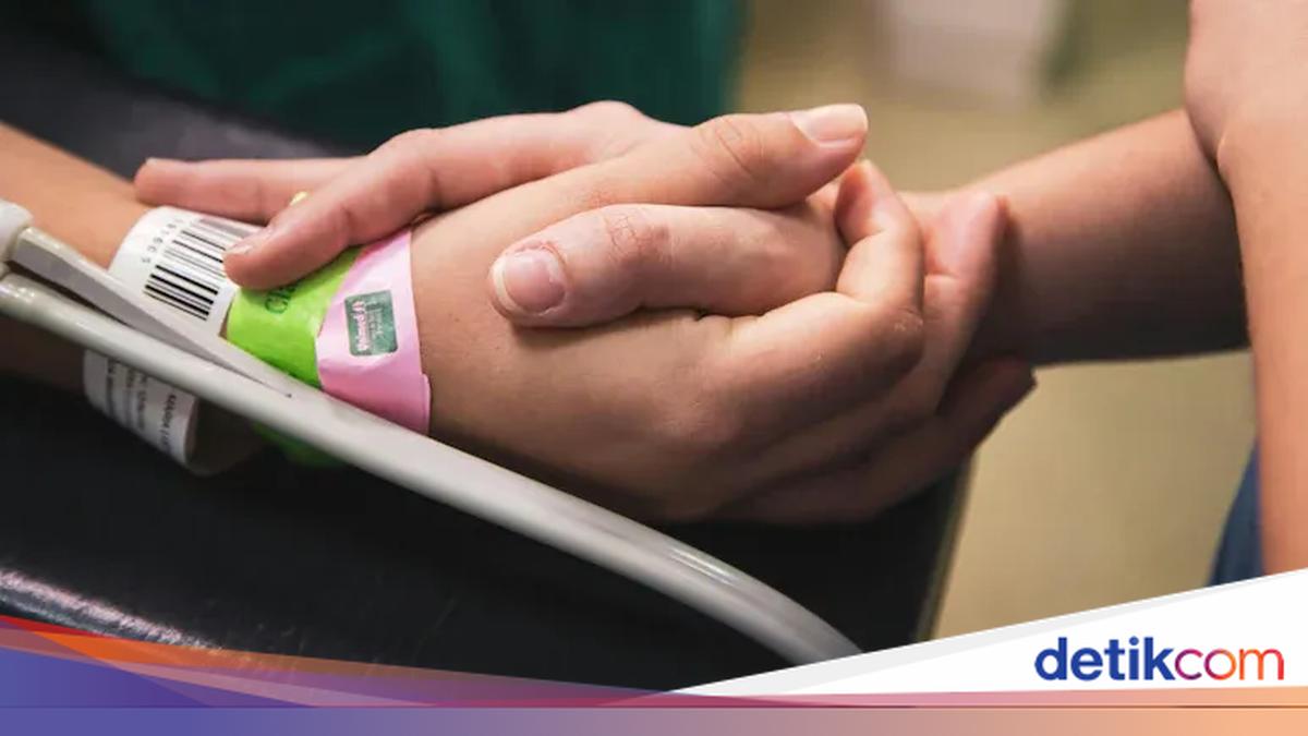 Haru! Kurir Makanan di China Kompak Temani Pasien Kanker yang Kesepian