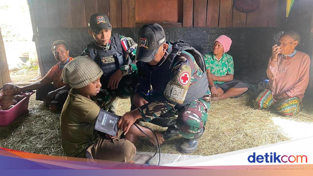 Satgas TNI Jemput Bola Beri Layanan Kesehatan Masyarakat Pelosok Papua