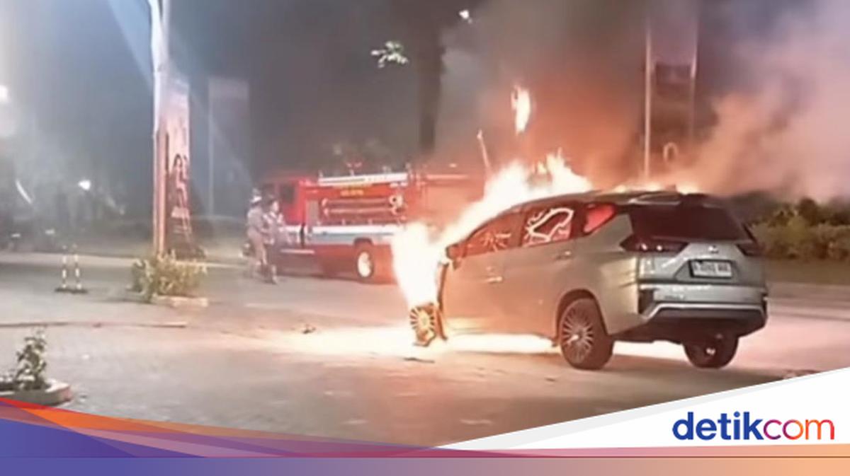Mobil Xpander Terbakar di Bojongsari Depok, Damkar Selidiki Penyebab