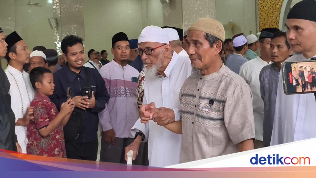 Abu Bakar Ba'asyir turut mengantar jenazah istrinya, Aisyah atau Umi Ichun, ke Pemakaman Muslim di Kecamatan Polokarto, Sukoharjo. Selengkapnya di sini!

Via @detikjatengcom