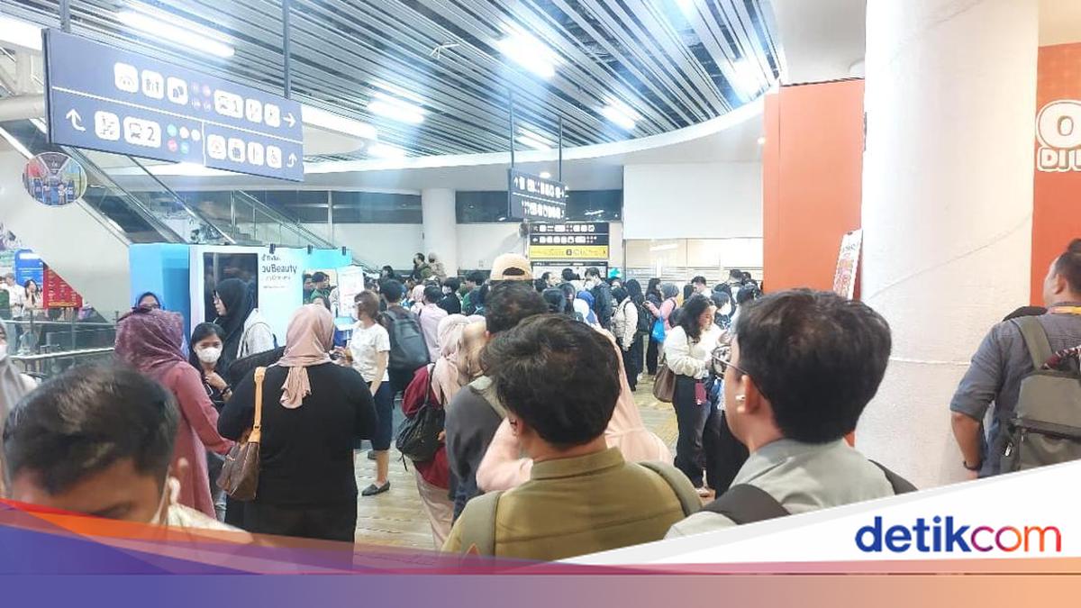 Antrean Panjang di Halte CSW: Perjalanan TransJakarta Terhambat Imbas Banjir