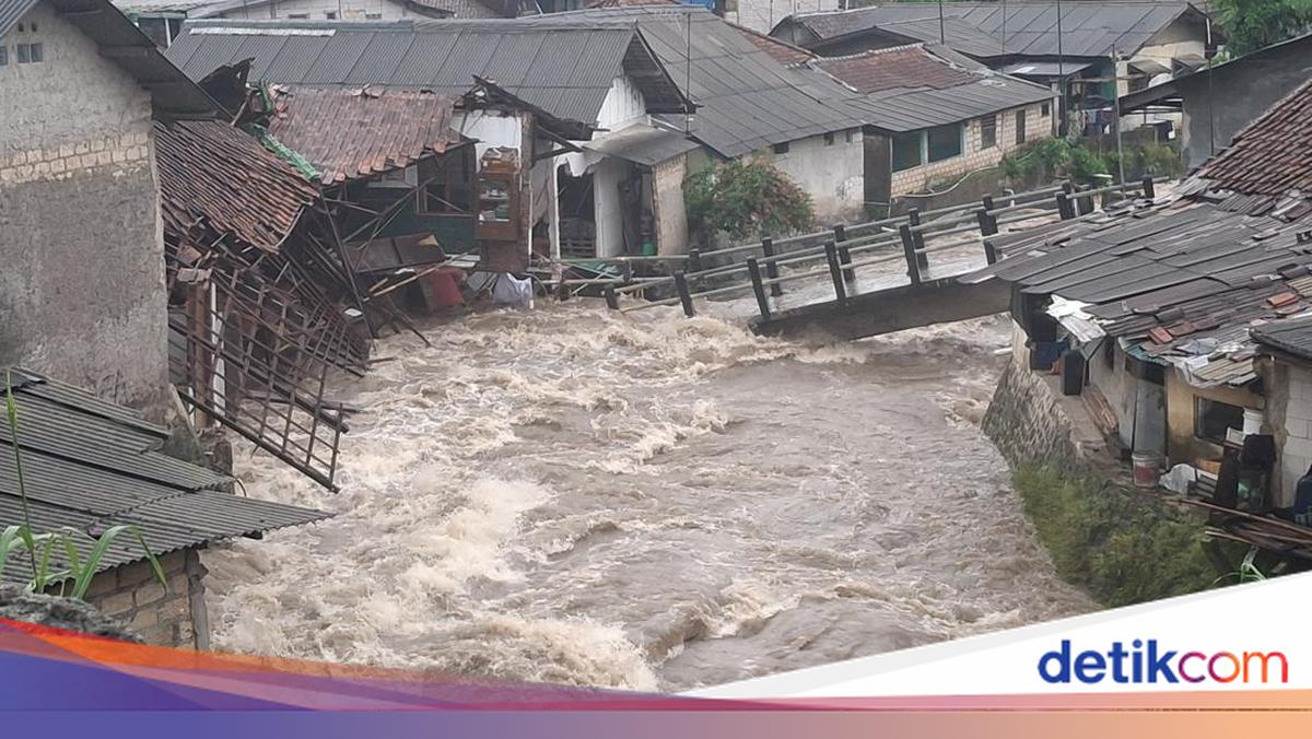 Kali Cikaret Bogor Meluap Imbas Hujan Deras, Jembatan dan Masjid Ambruk