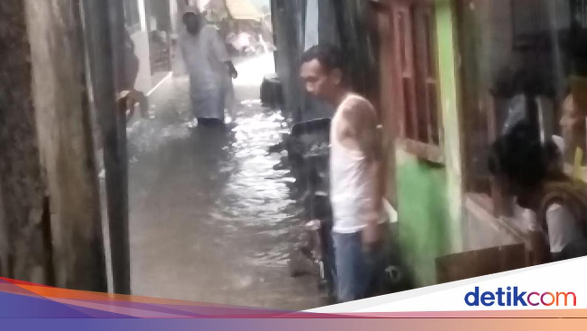 TPT Longsor Imbas Sungai Ciluar Meluap, 20 Rumah di Bogor Terendam Banjir