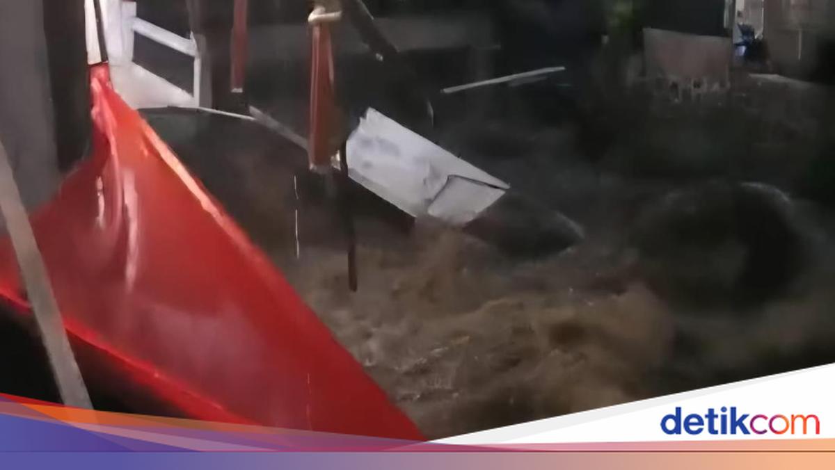 Masjid Ambruk Usai Tebing 6 Meter Tergerus Luapan Kali Cikaret Kota Bogor