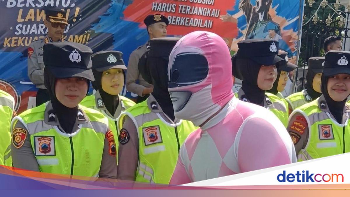Momen Polisi Salaman dengan 'Power Ragers' Saat Aksi Damai Nelayan di Pati