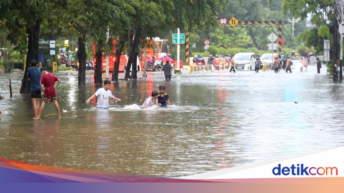 Banjir Depan Gandaria City Putus Jalan, Macet Parah Mengular di Jakarta