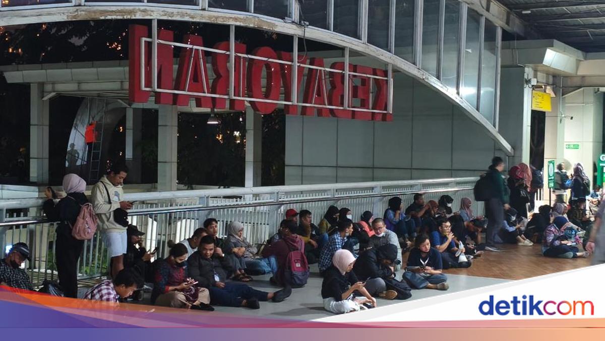 Gangguan Listrik Selesai dan Banjir Surut, Antrean KRL Green Line Diurai