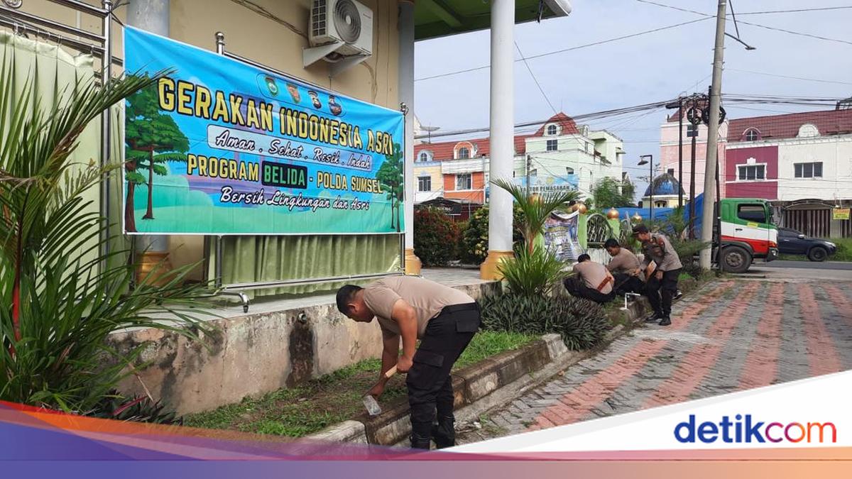Gerakan Indonesia Asri, Polda Sumsel Bersihkan Tempat Ibadah di Prabumulih