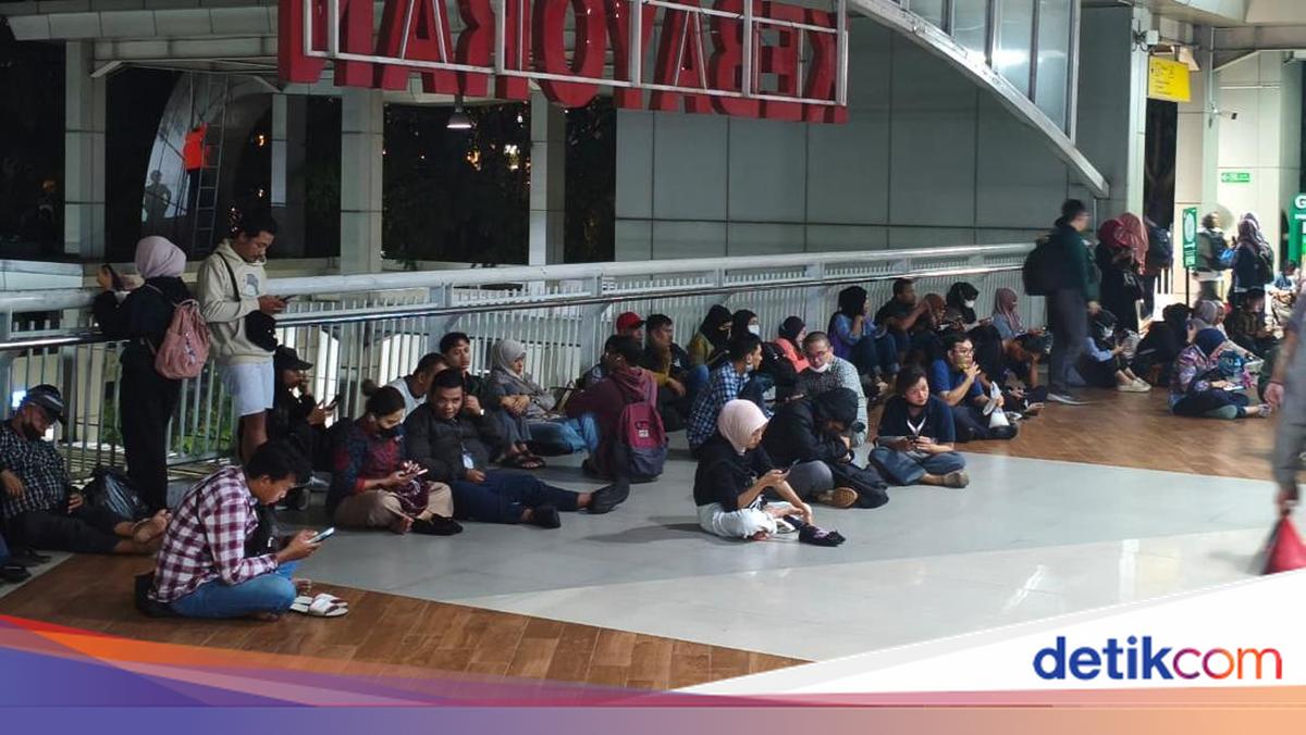 Duduk Ngemper, Penumpang KRL Green Line Masih Menumpuk di Stasiun Kebayoran