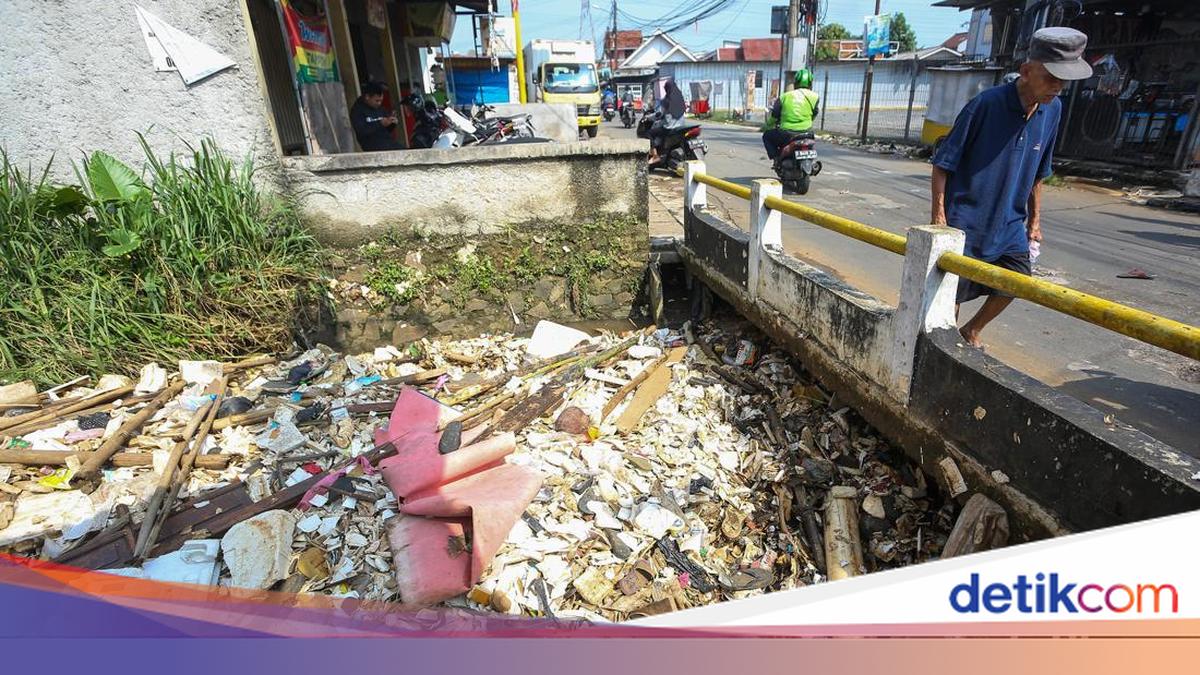 Sampah Menumpuk di Sungai Depok, Warga Khawatir Risiko Banjir Meningkat