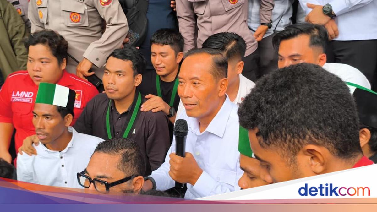 Wamendiktisaintek Temui Massa Mahasiswa, Pastikan Tak Ada Penutupan Prodi
