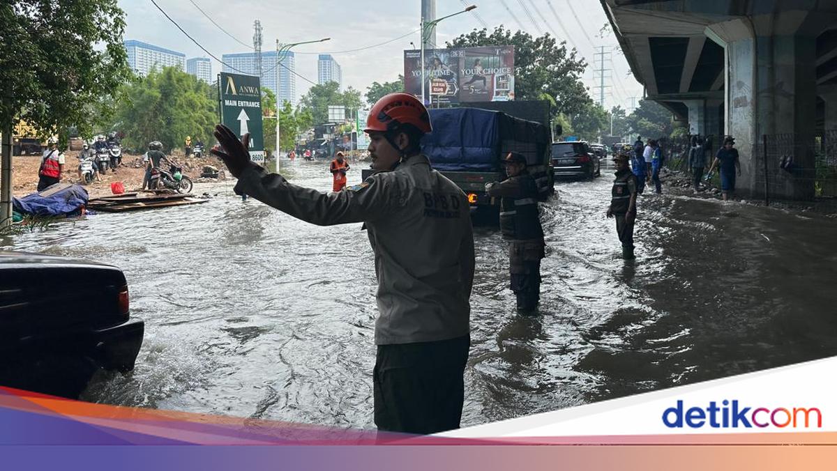 Banjir Jakarta Barat Mulai Surut, 18 RT dan Jalan Kembangan Masih Terendam