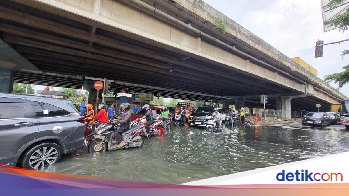 Banjir Masih Rendam Jalan di Puri Kembangan Jakbar Sore Ini, Lalin Macet