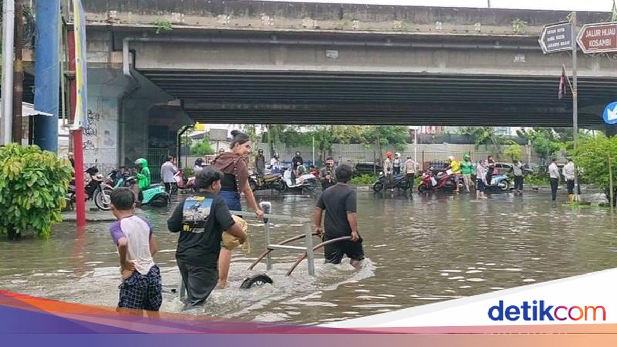 Jasa Gerobak Angkut Motor Cuan Besar di Tengah Banjir Puri Kembangan