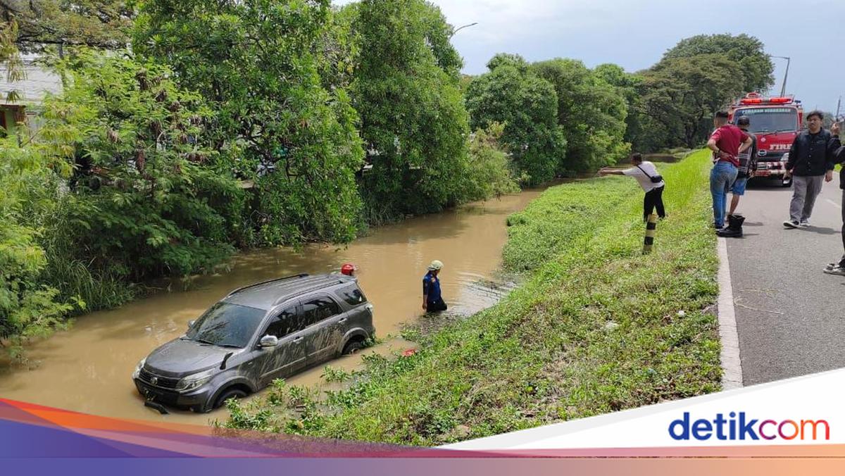 Nyari Kartu Tol Sambil Nyetir, Pengemudi Mobil Nyemplung Kali di Soetta