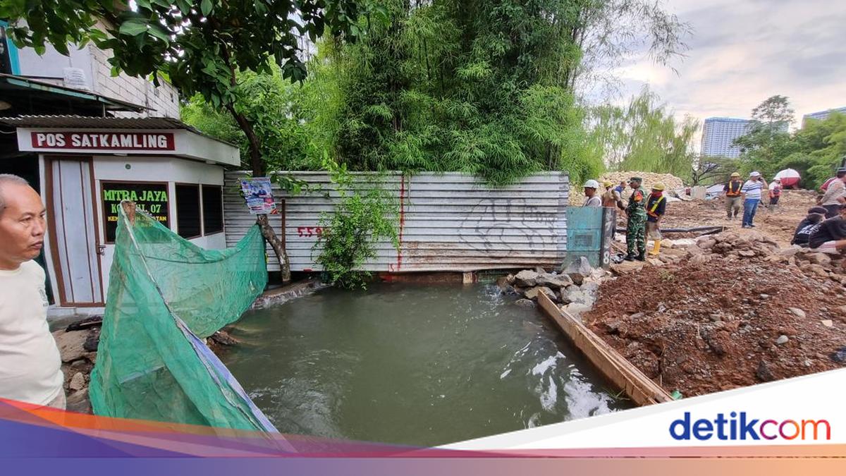 Sudin SDA Jakbar Sebut Kali Angke Masih Siaga 2, Banjir Kembangan Terus Dikuras