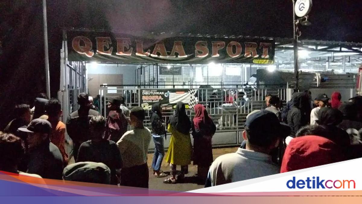 Abdul Holik dan delapan pegawai konfeksi di Tasikmalaya diserang dengan air keras oleh seorang kurir. Beberapa korban mengalami luka bakar serius. Berikut ulasan lengkapnya!

Via @detikjabar_
