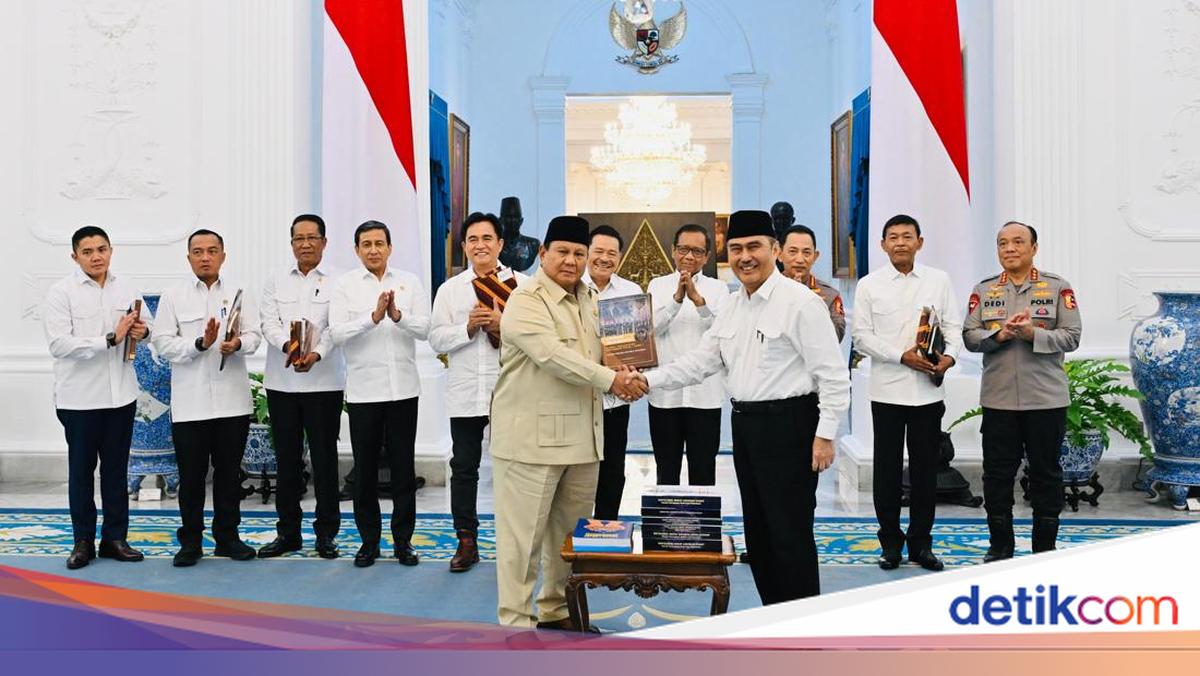 Momen Prabowo Terima 10 Buku Rekomendasi Komisi Percepatan Reformasi Polri