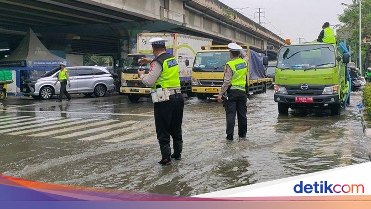 Puri Kembangan Macet Parah Imbas Banjir, Polisi Rekayasa Lalin