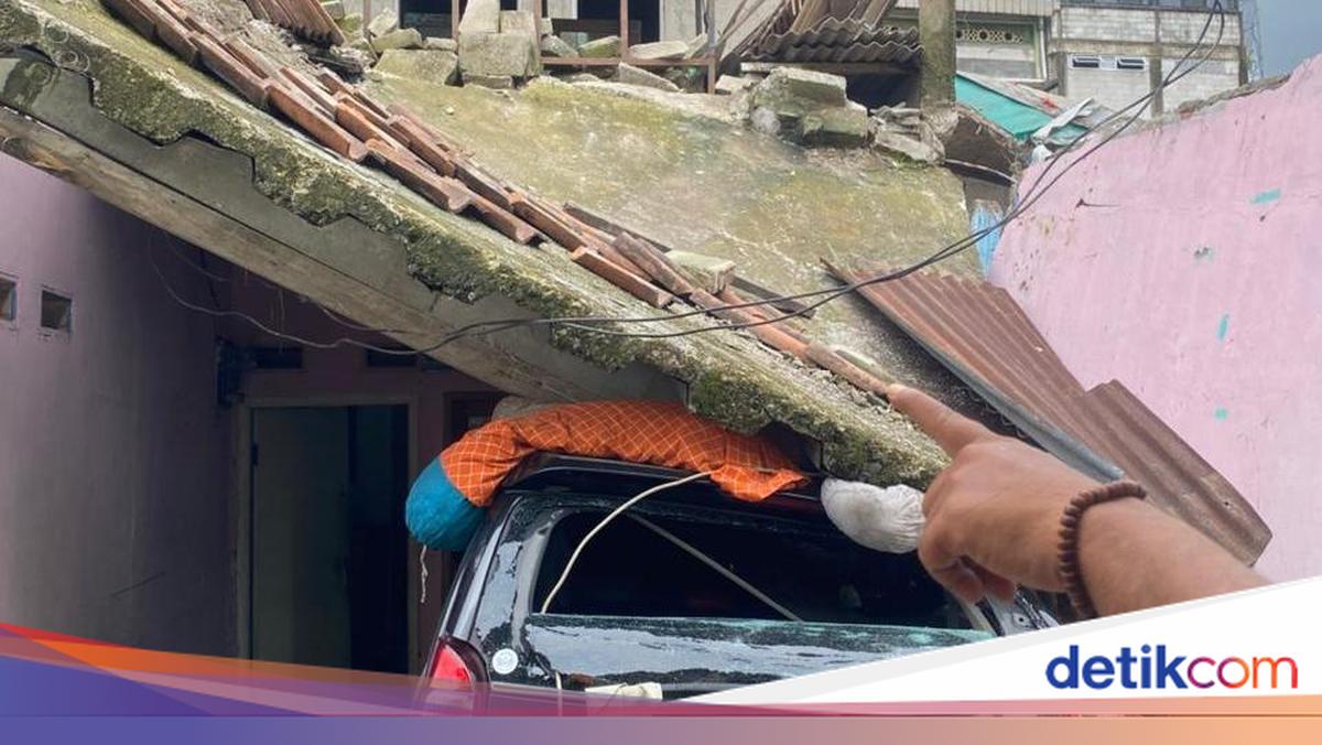 Rumah di Cipayung Depok Roboh Timpa Dua Bangunan dan Satu Mobil