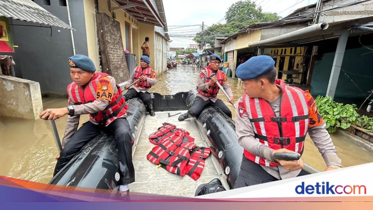 Brimob Polda Metro Bantu Evakuasi Korban Banjir di Cipondoh Tangerang