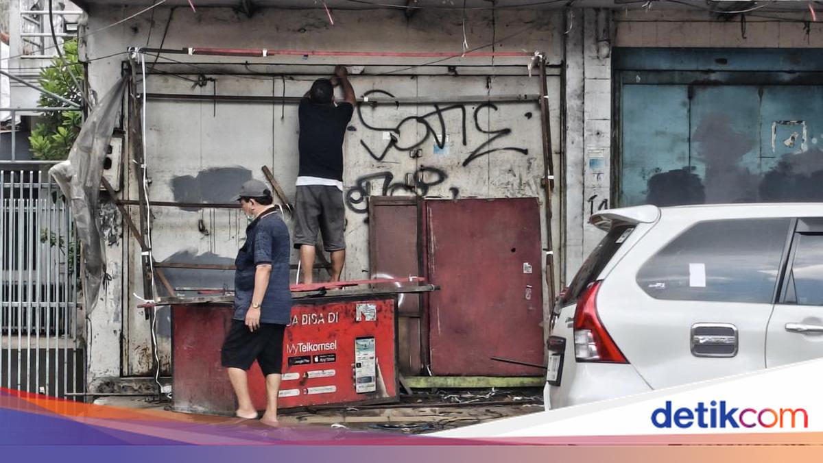 Api Rifat 355 Kios PKL Kosong di Cicadas Market Bandung Kembali Dibongkar