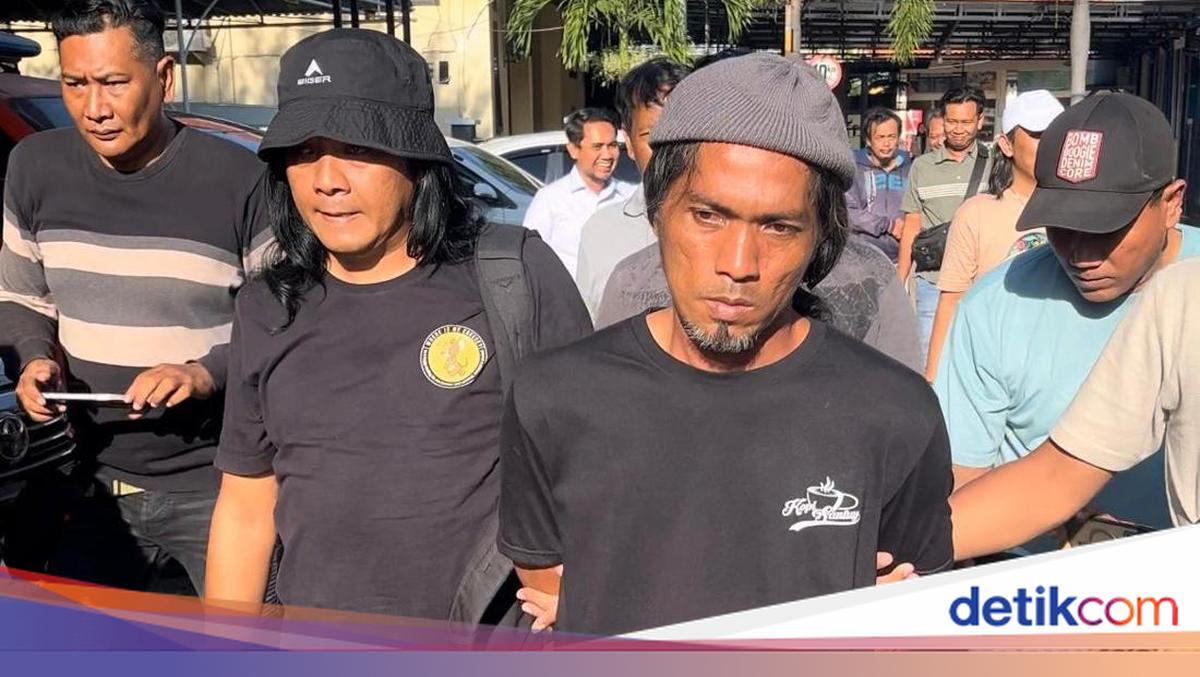 Warga Desa Sumbergirang, Puri, Mojokerto digegerkan oleh aksi keji seorang badut penjual balon bernama Satuan (43). Ia tega membunuh ibu mertuanya dan melukai istrinya sendiri.

Via @detikjatim_