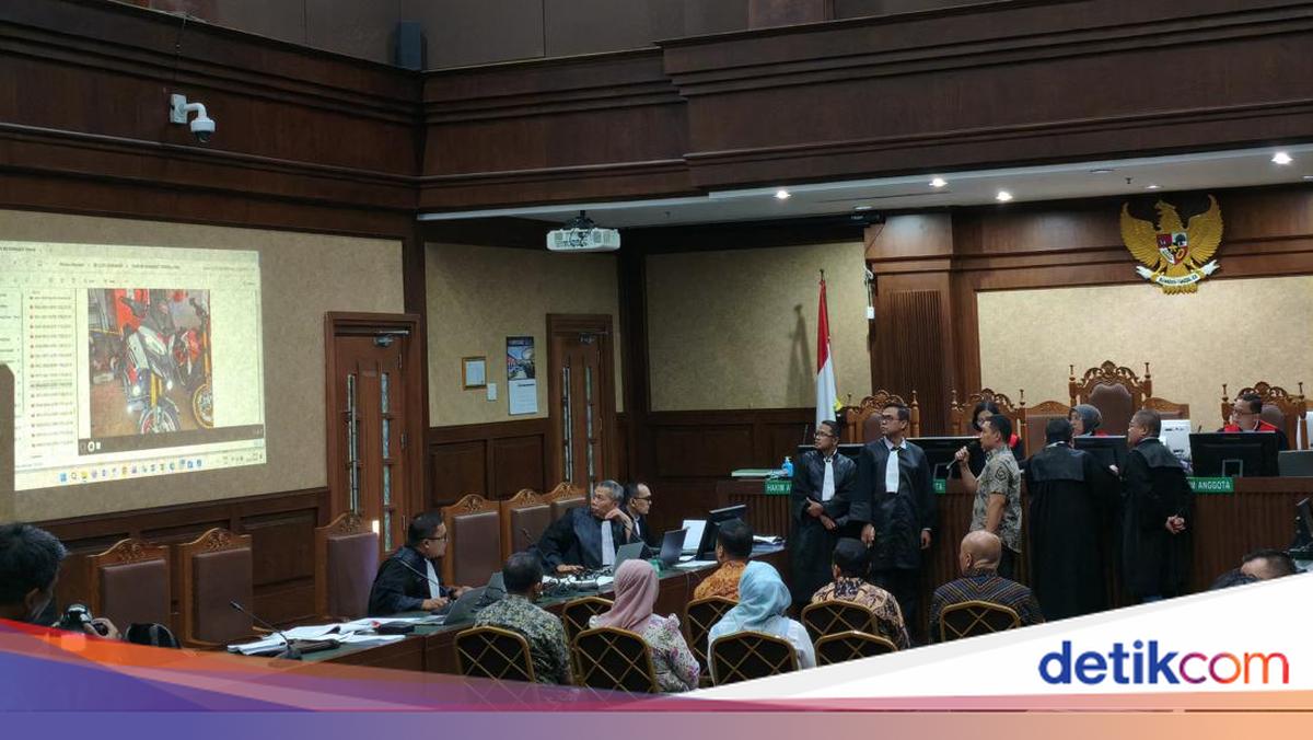 'Sultan' Kemnaker Serahkan Surat 4 Ducati dan Nissan GT-R, Ada yang Tanpa BPKB