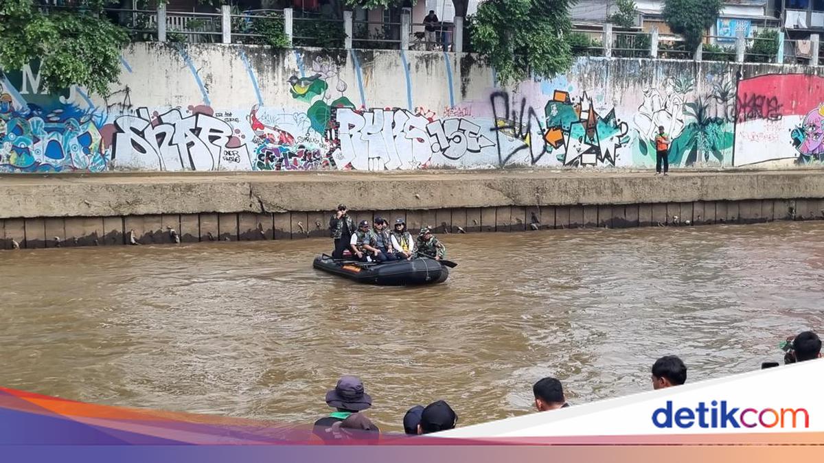 AHY Tinjau Kali Ciliwung Pakai Perahu Karet: Kiri-Kanan Sampah