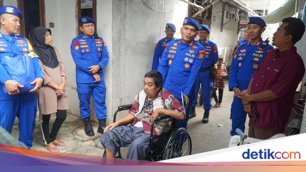 Polairud Polda Metro Beri Kursi Roda untuk Warga Pesisir Cilincing