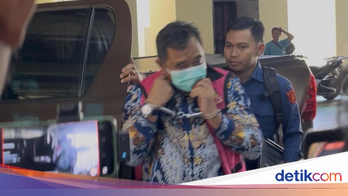 Eks Pj Gubernur Sulsel Bahtiar diperiksa sebagai tersangka korupsi pengadaan bibit nanas. Bahtiar datang memenuhi panggilan pemeriksaan dengan tangan diborgol.

Via: @detiksulsel_