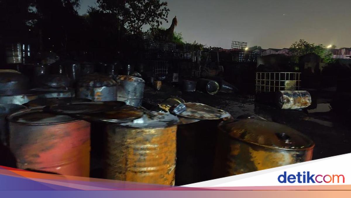 Kebakaran Besar di Gudang Oli Jakut Semalam, Sempat Ada Ledakan