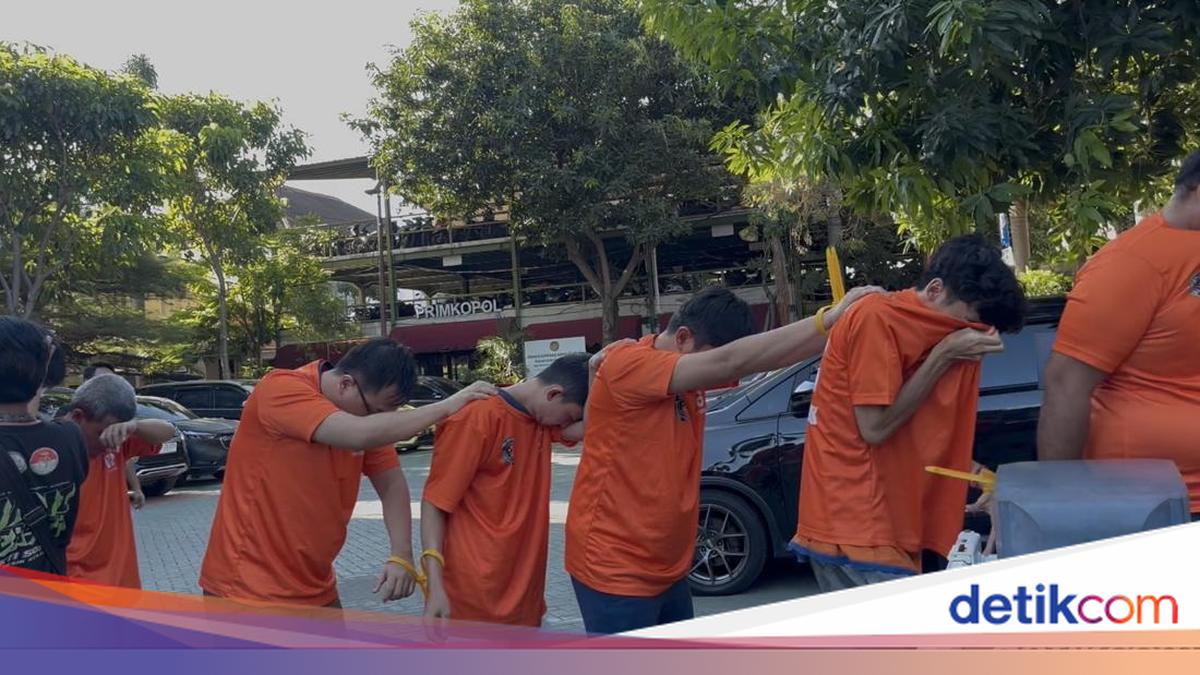 Polrestabes Surabaya membongkar komplotan joki UTBK yang telah beroperasi selama sembilan tahun. Begini modus dan klaster komplotan joki UTBK tersebut.

Via @detikjatim_
