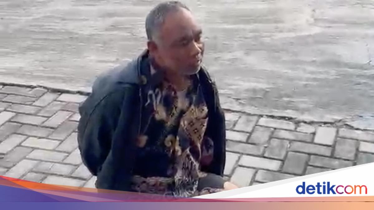 AS (52) tersangka dugaan pemerkosaan terhadap santriwati di Pati ngaku sedang laku spiritual saat bersembunyi di dekat kompleks makam Raden Gunungsari Wonogiri.

Via @detikjatengcom
