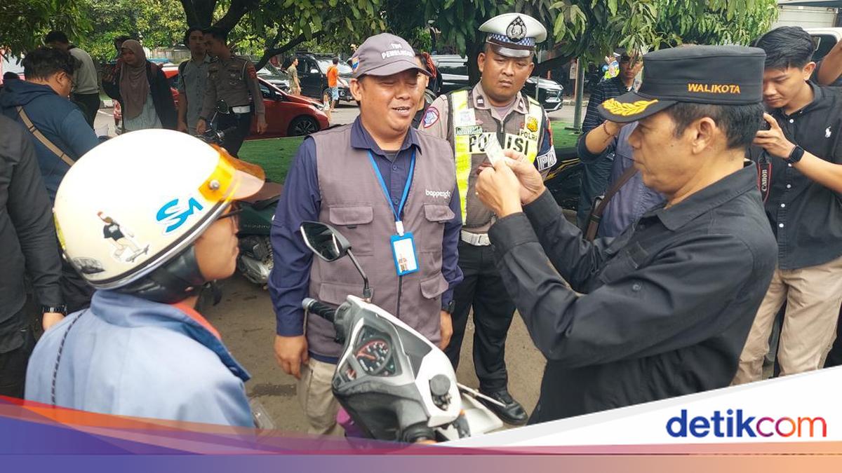Api Razia's Ketar-ketir Pengendara di Cimahi Terjaring Razia Pajak