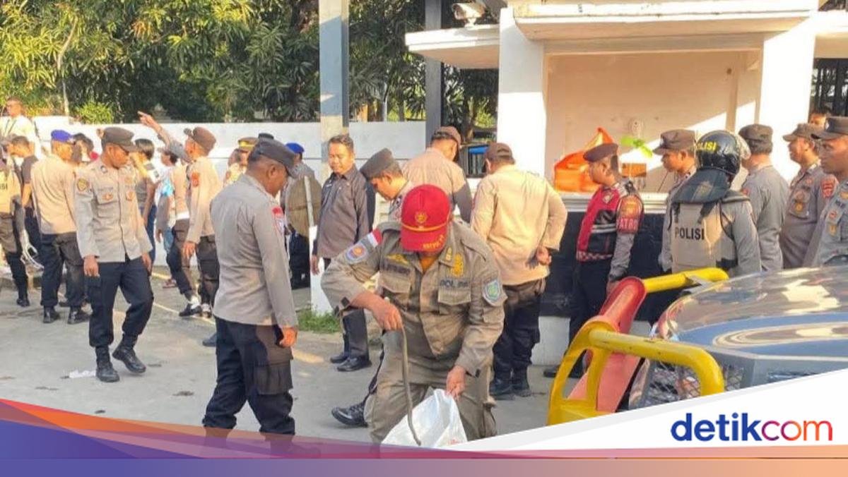 Warga Lempar Ular Saat Demo di Indramayu