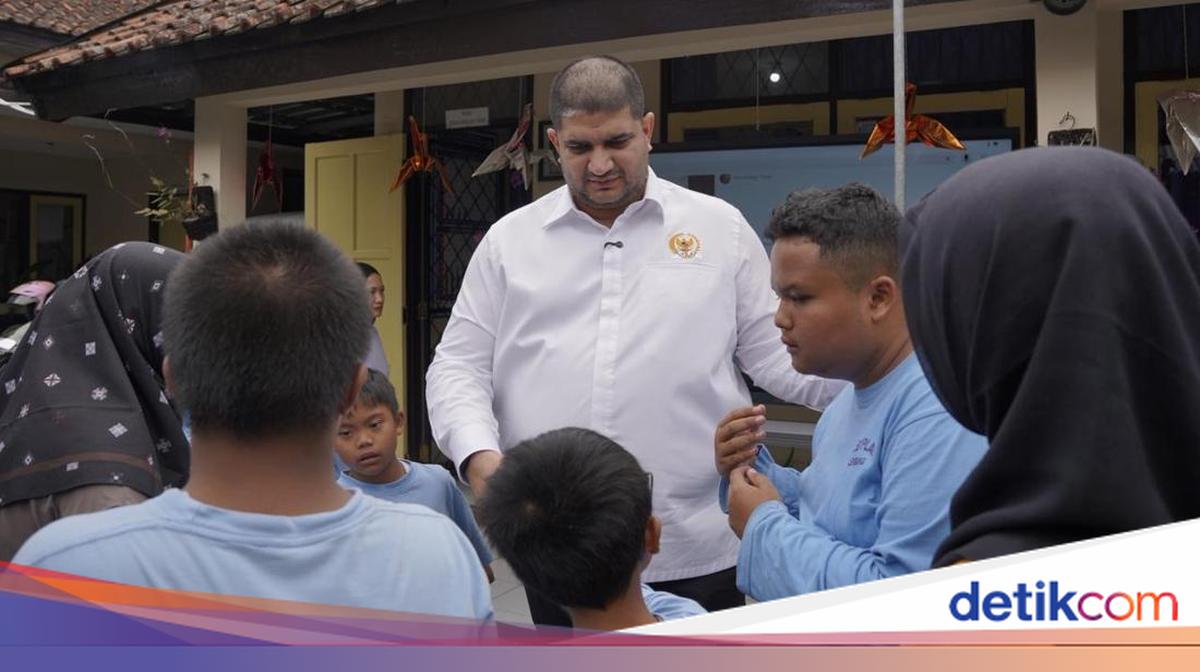 Anggota DPR Rajiv Salurkan 50 PIP bagi Siswa SLB di Lembang