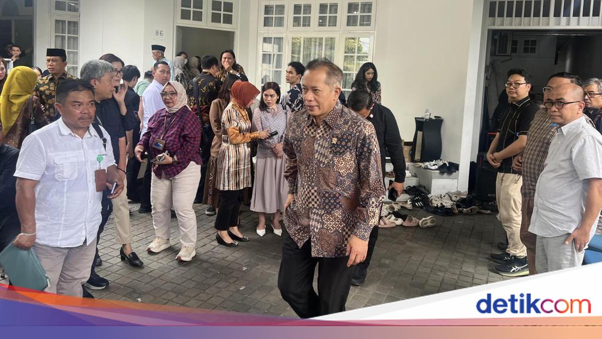 Melayat ke Rumah Duka, Menkop Kenang Anggota BPK Haerul Saleh Sosok Baik