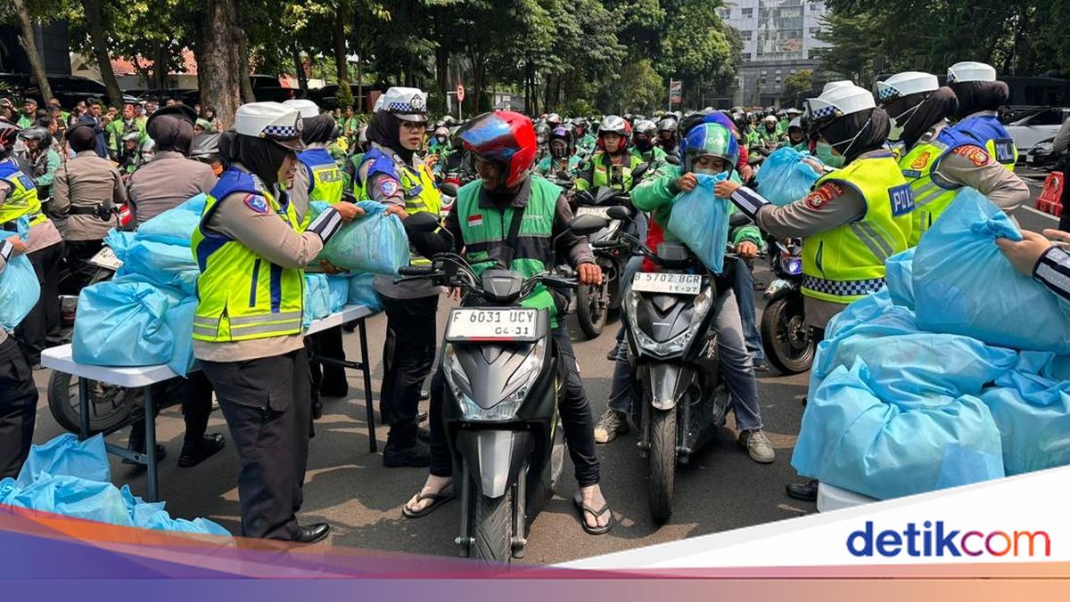 Jumat Peduli, Polda Metro Jaya Bagikan 350 Paket Sembako ke Ojol
